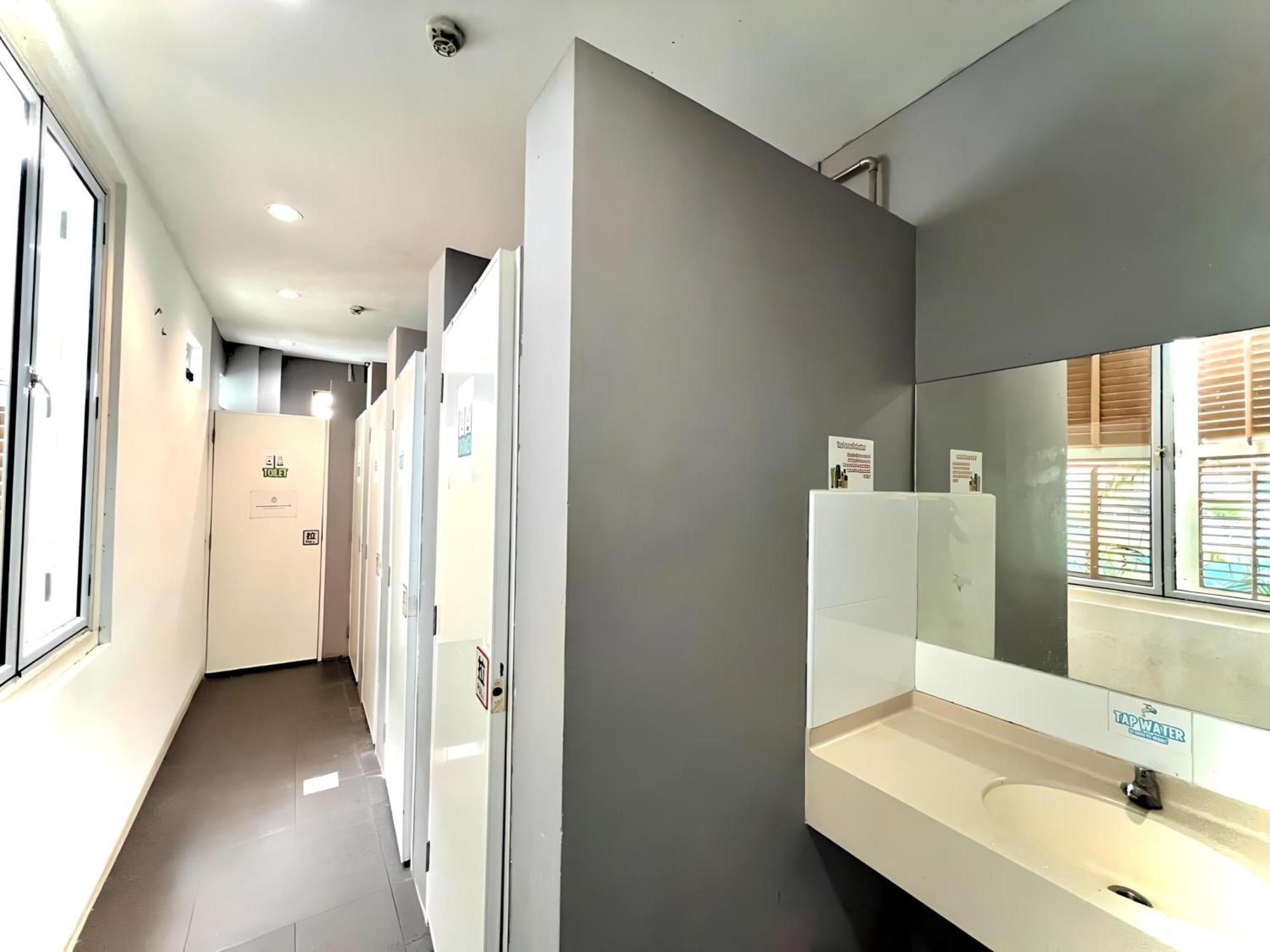 Single Bed 10-Bed Mixed Dormitory Room