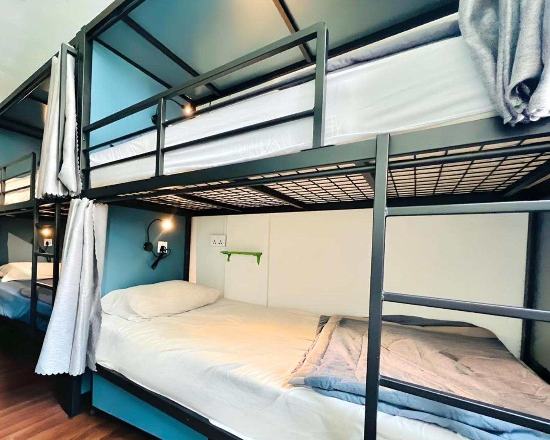 Single Bed 10-Bed Mixed Dormitory Room