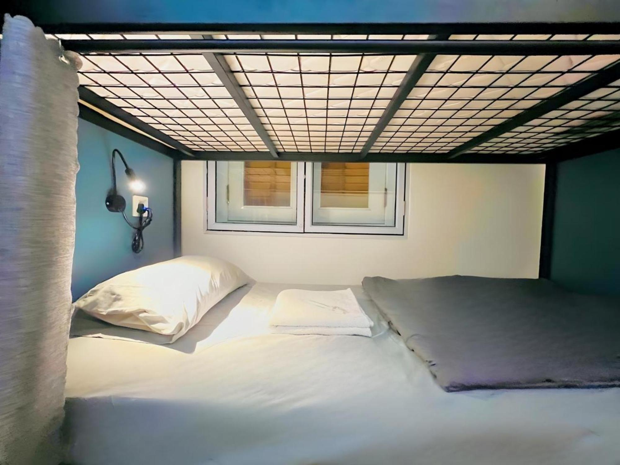 Single Bed 10-Bed Mixed Dormitory Room