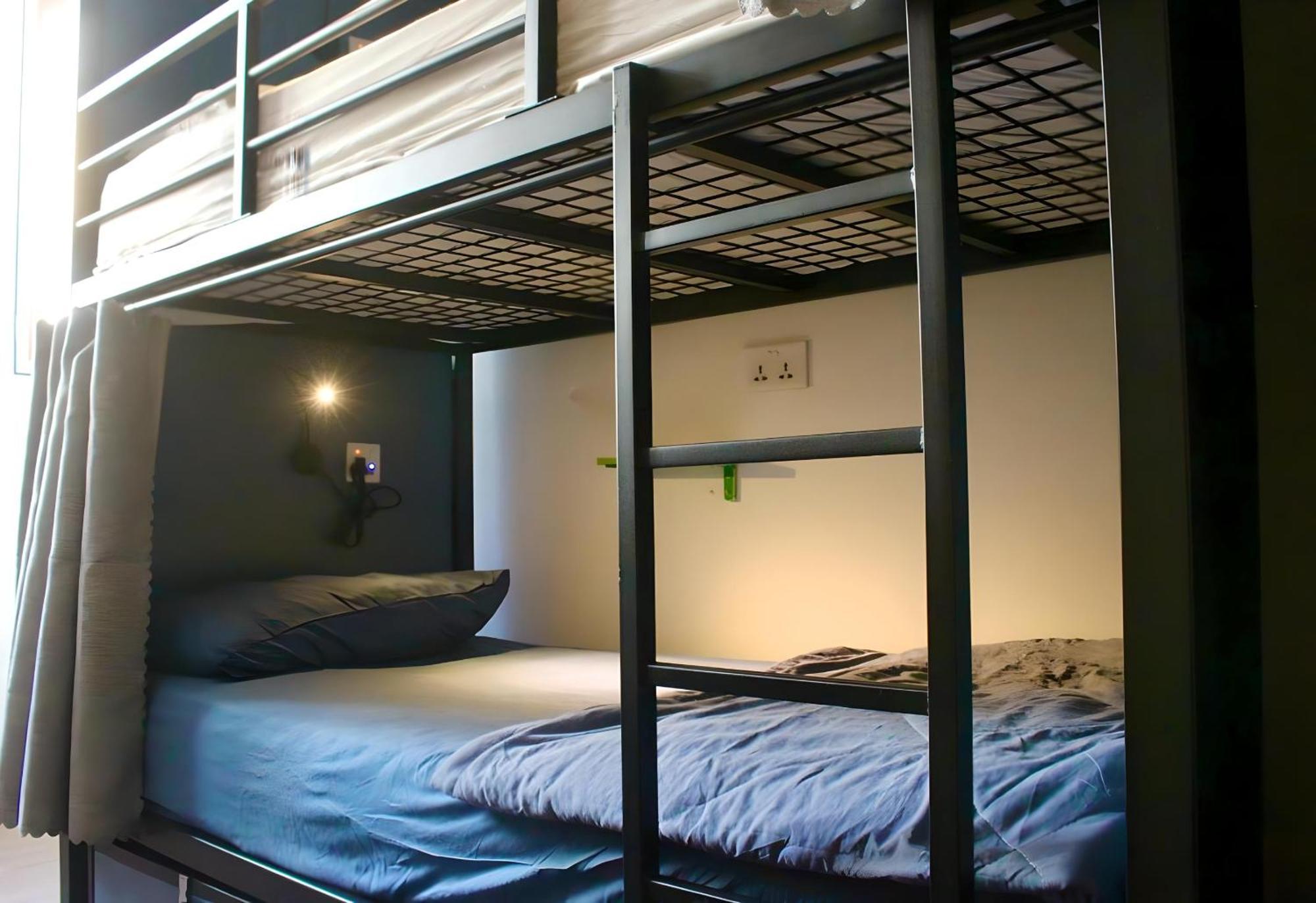 Single Bed 10-Bed Mixed Dormitory Room
