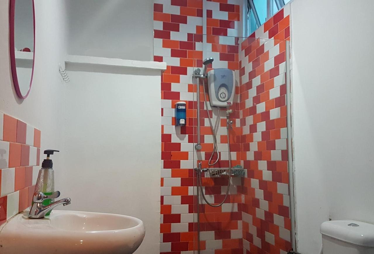 Single Bed 8-Bed Female Dormitory Room Private Bathroom